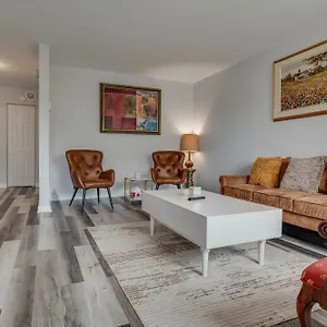 Chic Urban Escape In Montréal
